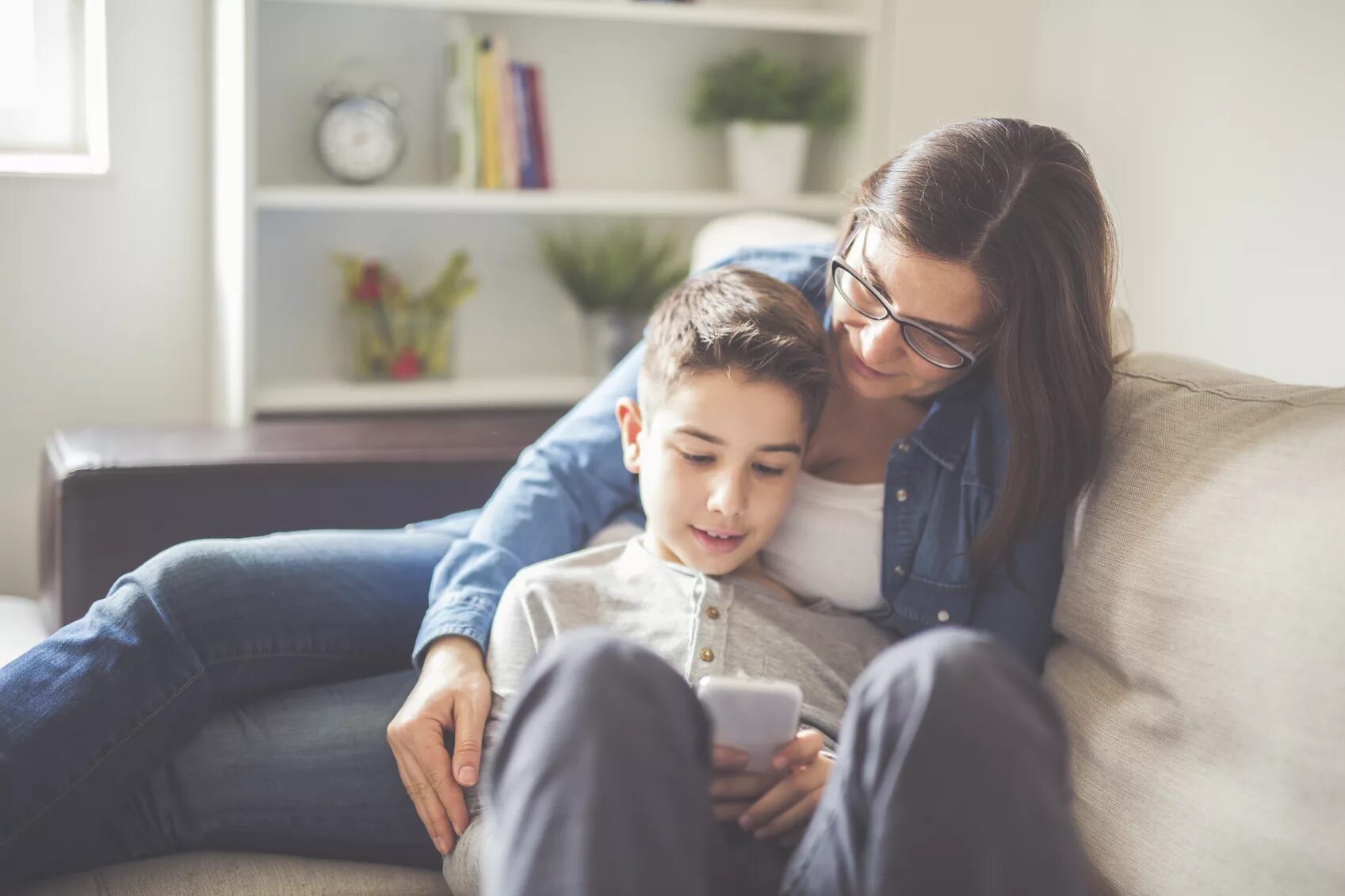 Parent key. Мама и сын сток. parents and children. parents and children relationships. mother with phone.