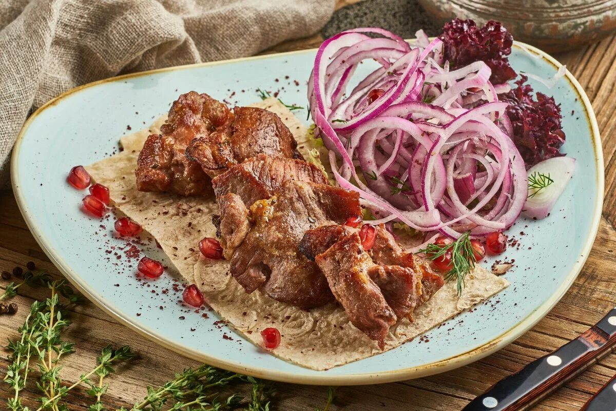 Шашлык из шейки. Шашлык из свинины. свиная шея шашлык. шашлык в лаваше. шашлык на лаваше с луком.