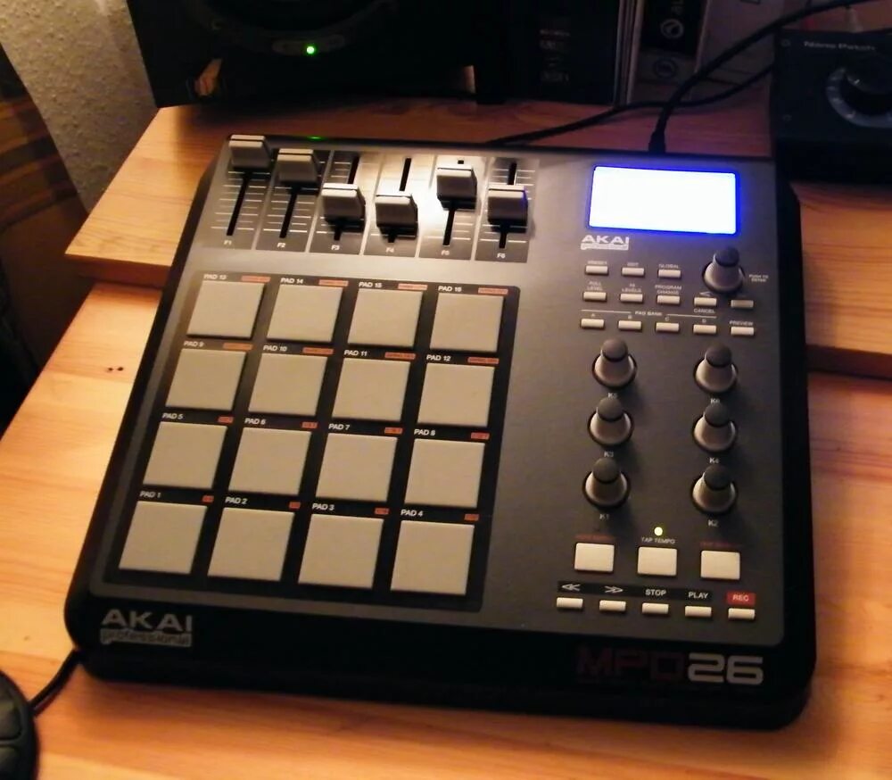 бит машинка. бит машинка. грувбоксы native instruments. пэд с кнопками. бит машинка.