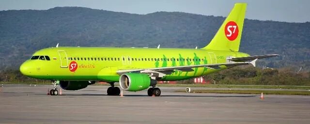Самолёты авиакомпании s7 airlines. S7 красноярск новосибирск самолет. Красно зеленые самолеты. S7 в шереметьево. Самолеты с7 авиакомпания.