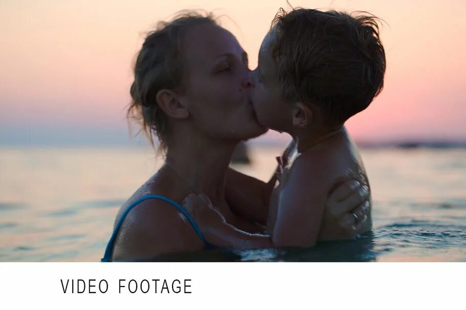 Mother son together in bathroomfilm. Фотосессия мама с сыном на улице. Малолетний сын. Мама гордится своими ногами папа. Мать помогает сыну расслабиться.