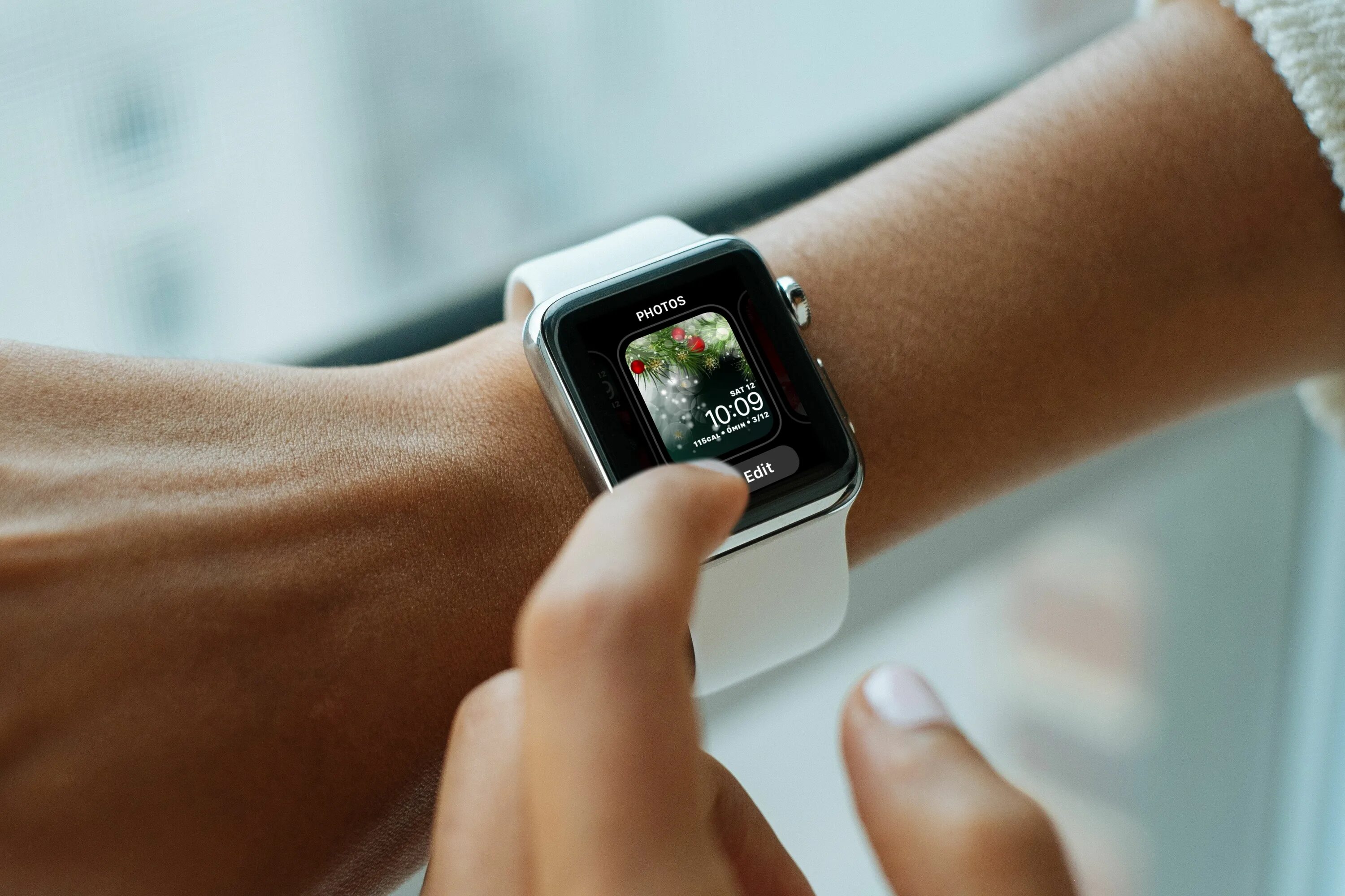 Apple IWATCH. Эпл вотч на руке. Apple watch 5. Как проверить часы apple watch