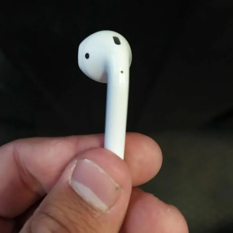 Почему 1 наушник тише. Наушник правый эйрподс 2. AIRPODS 2 левый и правый. Наушник аирподс левый. Наушники аирподс правый левый.