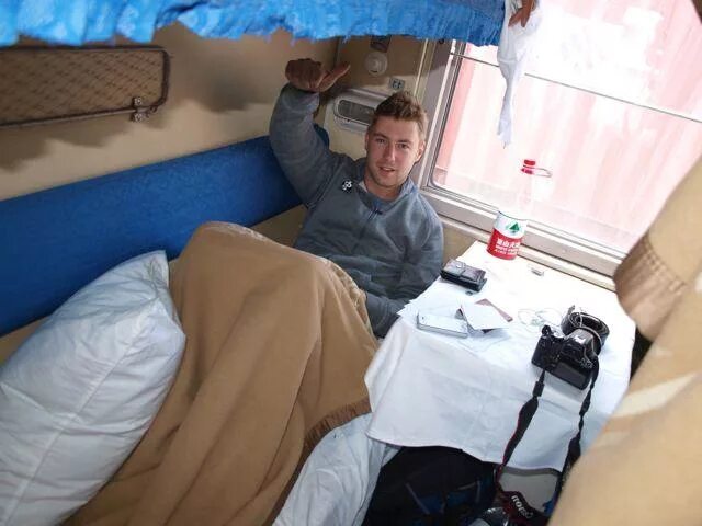 Что взять в поезд зимой. Одежда для путешествия в поезде. вещи в поезд. вещи для путешествий на поезде. удобная одежда для путешествия на поезде.