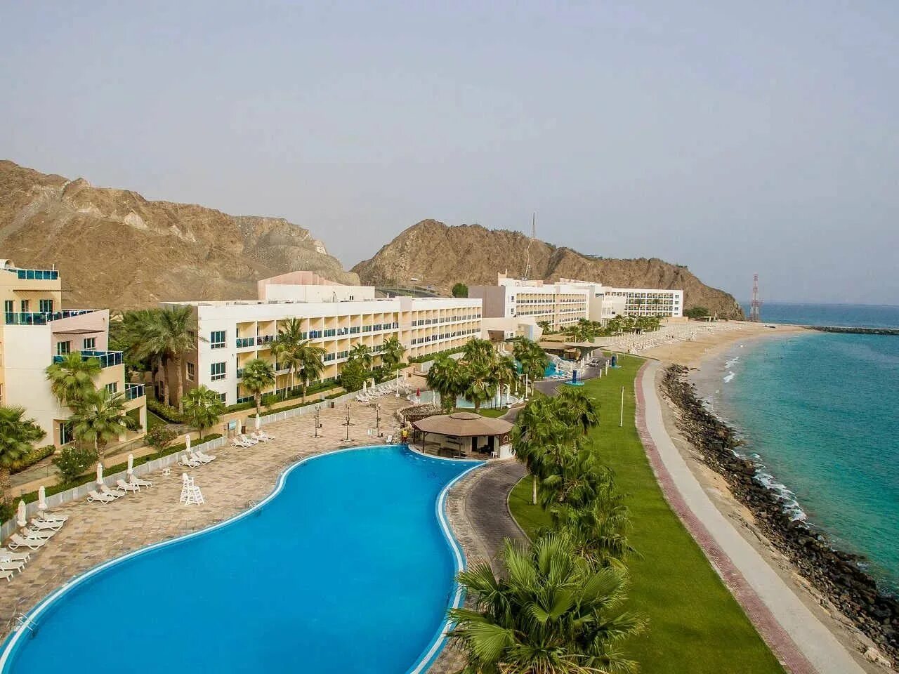 Radisson blu фуджейра. Отель Radisson Blu Fujairah Resort 5*. Рэдиссон Блю Резорт ОАЭ Фуджейра. Рэдиссон Фуджейра 5. The Radisson Blu 5 ОАЭ Фуджейра.