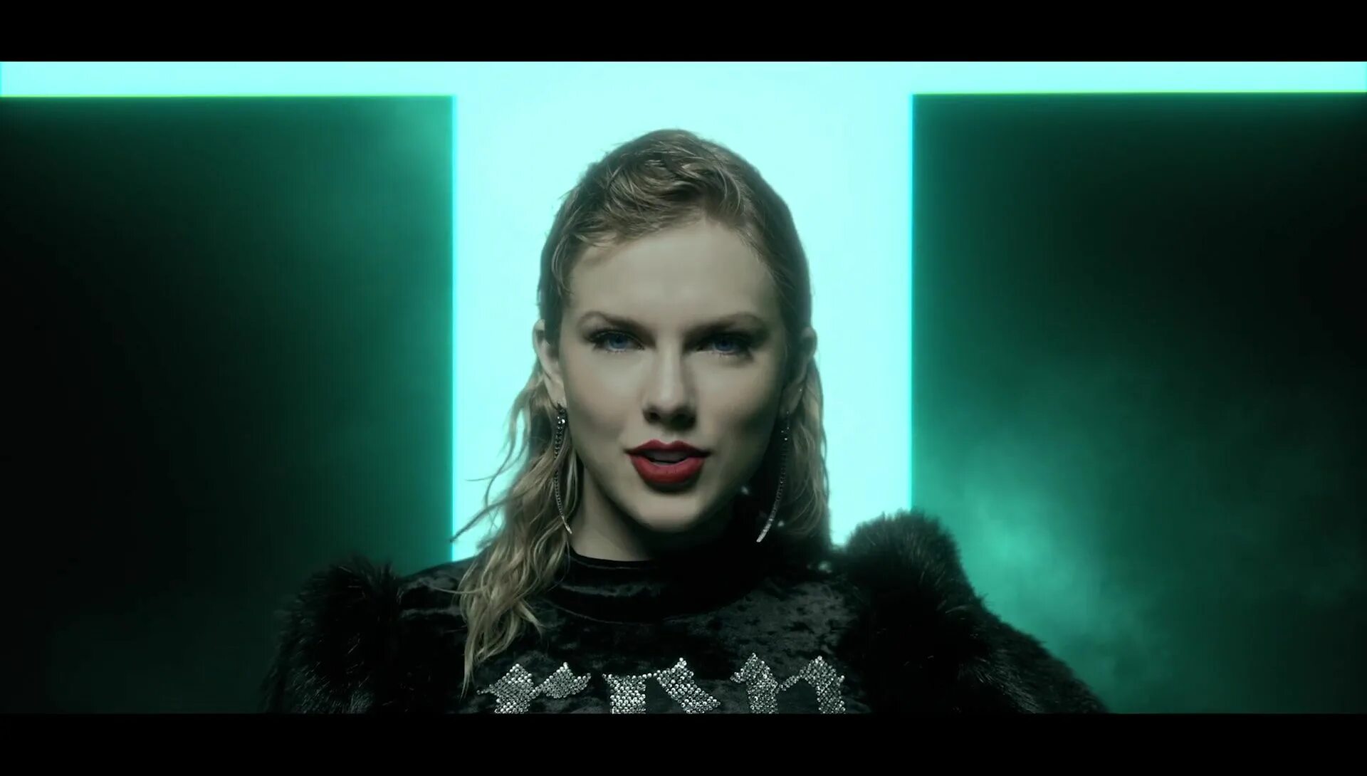 Taylor swift look what you do. Taylor swift look what you made me do змея. тейлор свифт end game. тейлор свифт клип look. taylor swift look what you made me do.