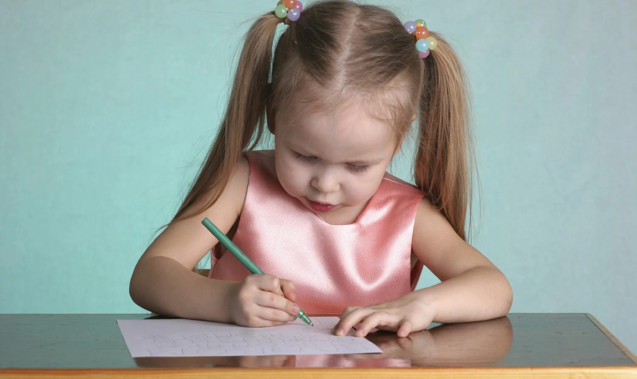 Девочка на английском написать. Девочка пишет буквы картинка для детей. Картинка девочка пишет английский. Пишет девочек 6 лет картинки. Девочка пишет фото, рисунки.