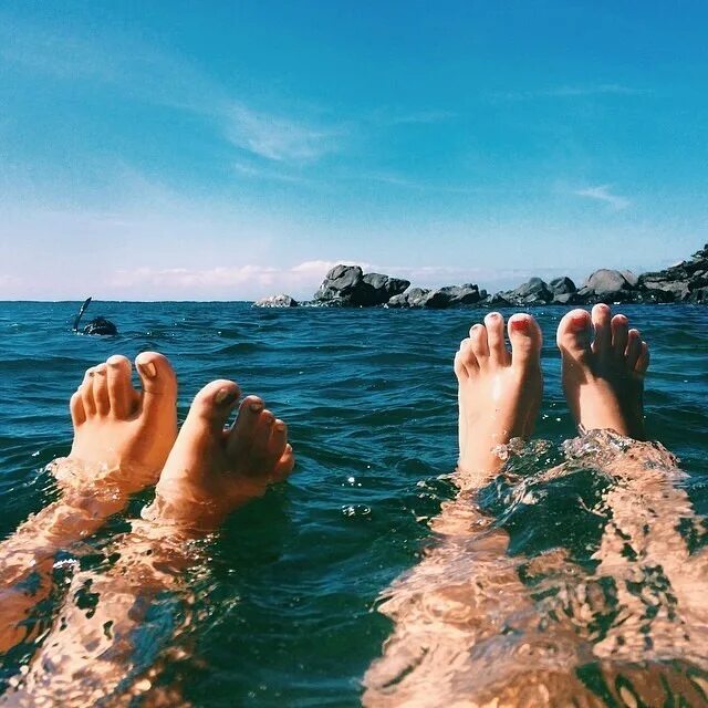 Несколько ног. Ноги в море. лето море ноги. море ноги пляж. ноги с видом на море.