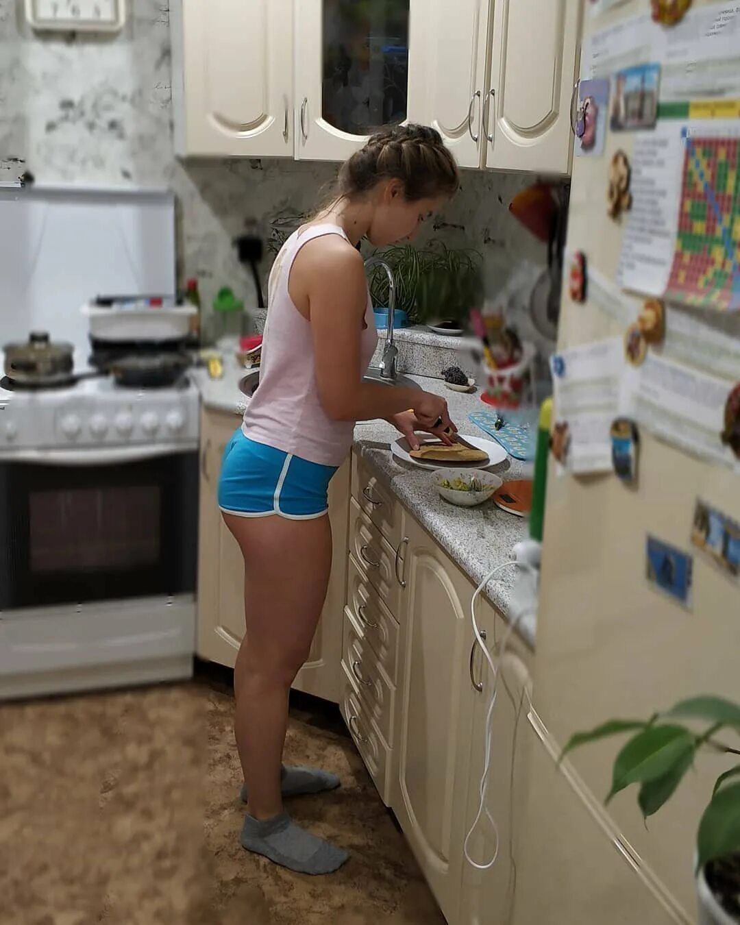 Девушки на кухне частное. Девушка на кухне домашнее. Домашняя любительская фотосессия на кухне. Домашнее девчонки на кухне