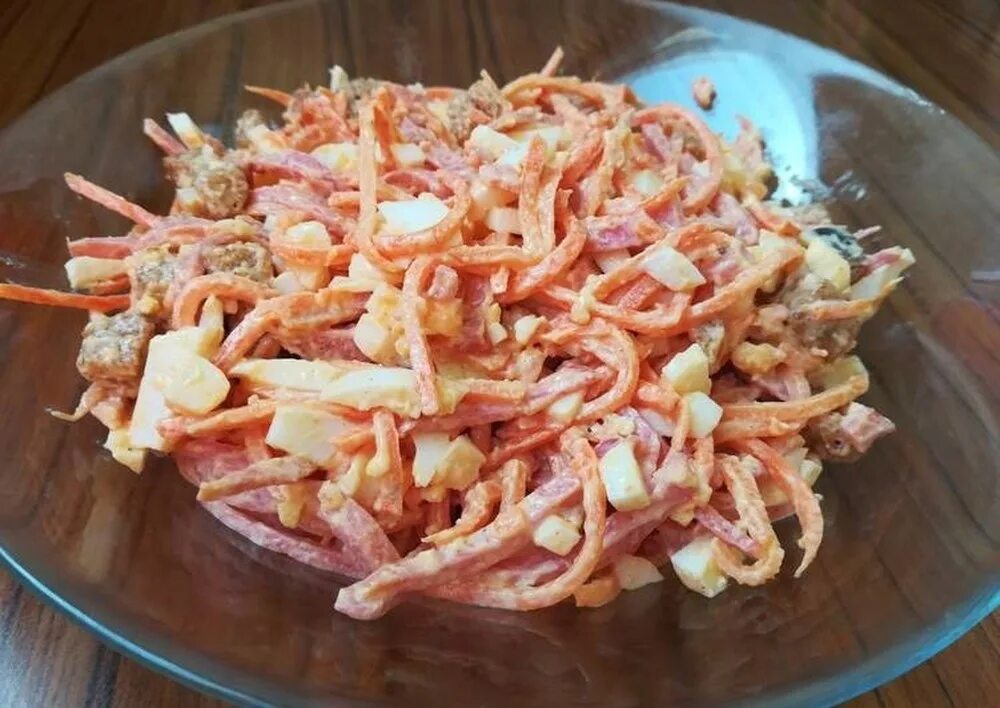Салат кукуруза корейская морковь копченая колбаса сухарики. Салат обжорка с колбасой и корейской морковью и сухариками. Салат с корейской морковкой и копченой колбасой и сухариками. Салат с кириешками и корейской морковкой. Салат с корейской морковью и кукурузой и сухариками.