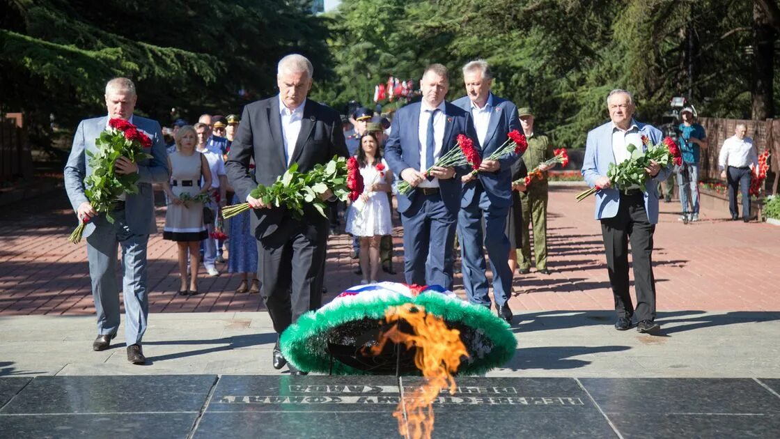 Возложение цветов к могиле неизвестного солдата. Возложение цветов президентом. Ветеран возлагает цветы. Возложение цветов Ростов. Памятные события июня