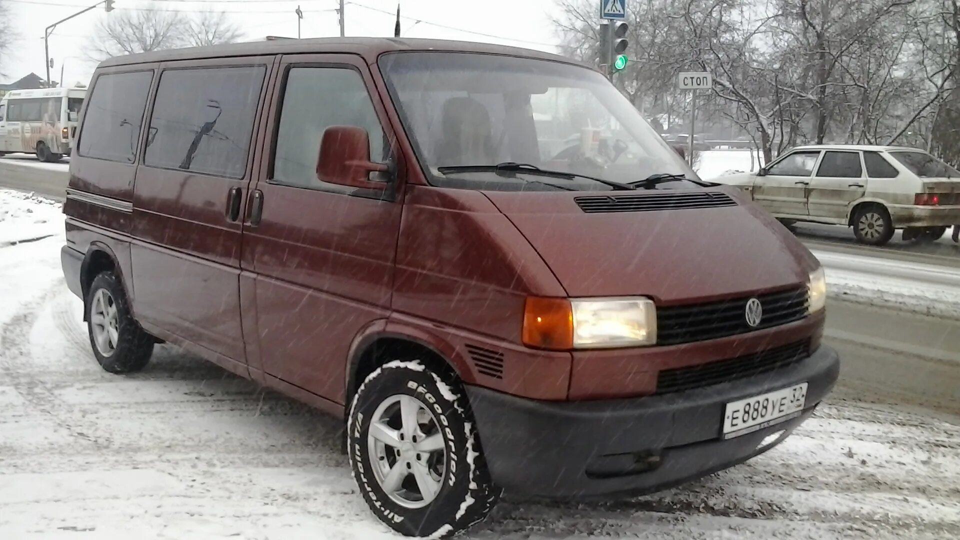 Фольксваген транспортер т4 с пробегом. Бордовый Фольксваген т4. Volkswagen t4 1997. Фольксваген т4 1994г. VW Transporter t4 1997.