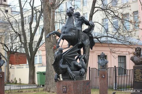Памятник в центре москвы