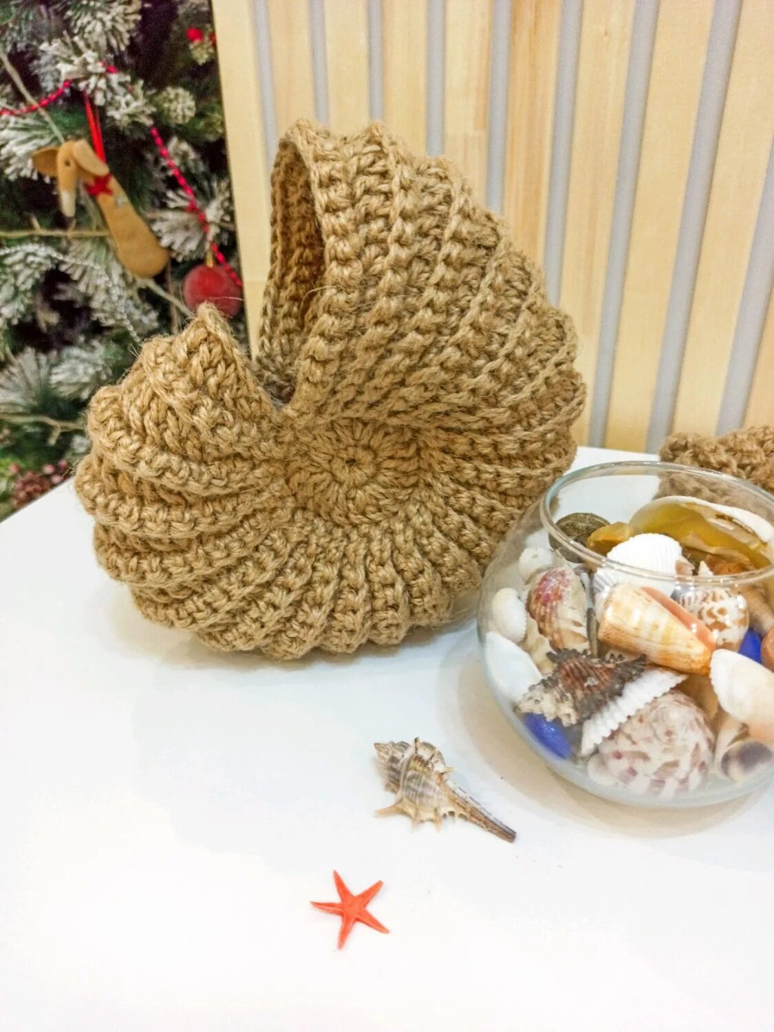 Вязаные ракушки в интерьере. Корзина ракушка крючком. Вязаная ракушка корзина. Ракушка из трикотажной пряжи. Вязаные ракушки в интерьере.