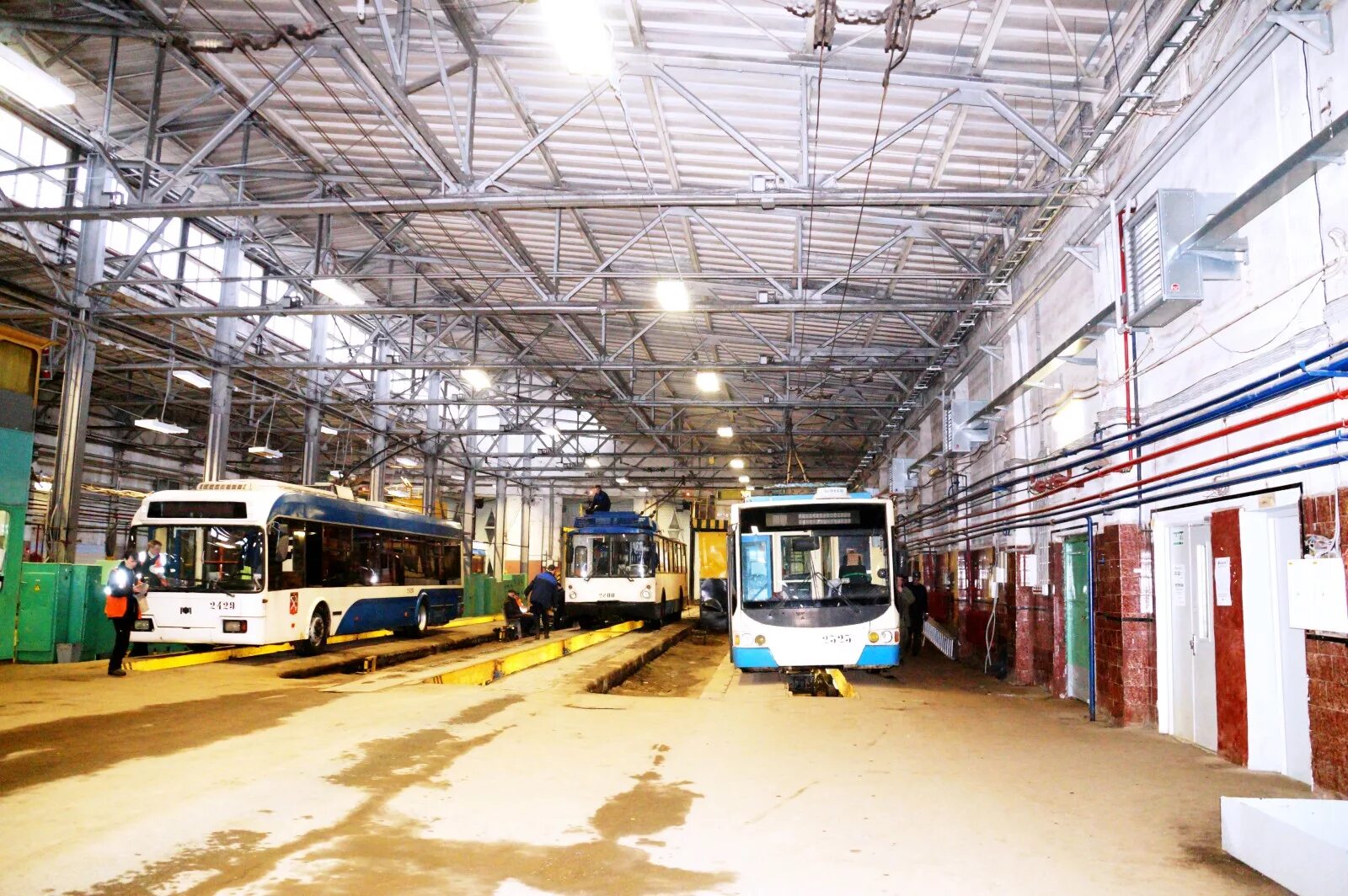 фото короткое замыкание троллейбуса смоленск. пктс адмирал троллейбус. волгоградский троллейбус депо номер 1. смутп троллейбусный парк ставрополь. 4 троллейбусный парк москва.