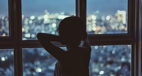 Стою в мини юбке у твоего окна