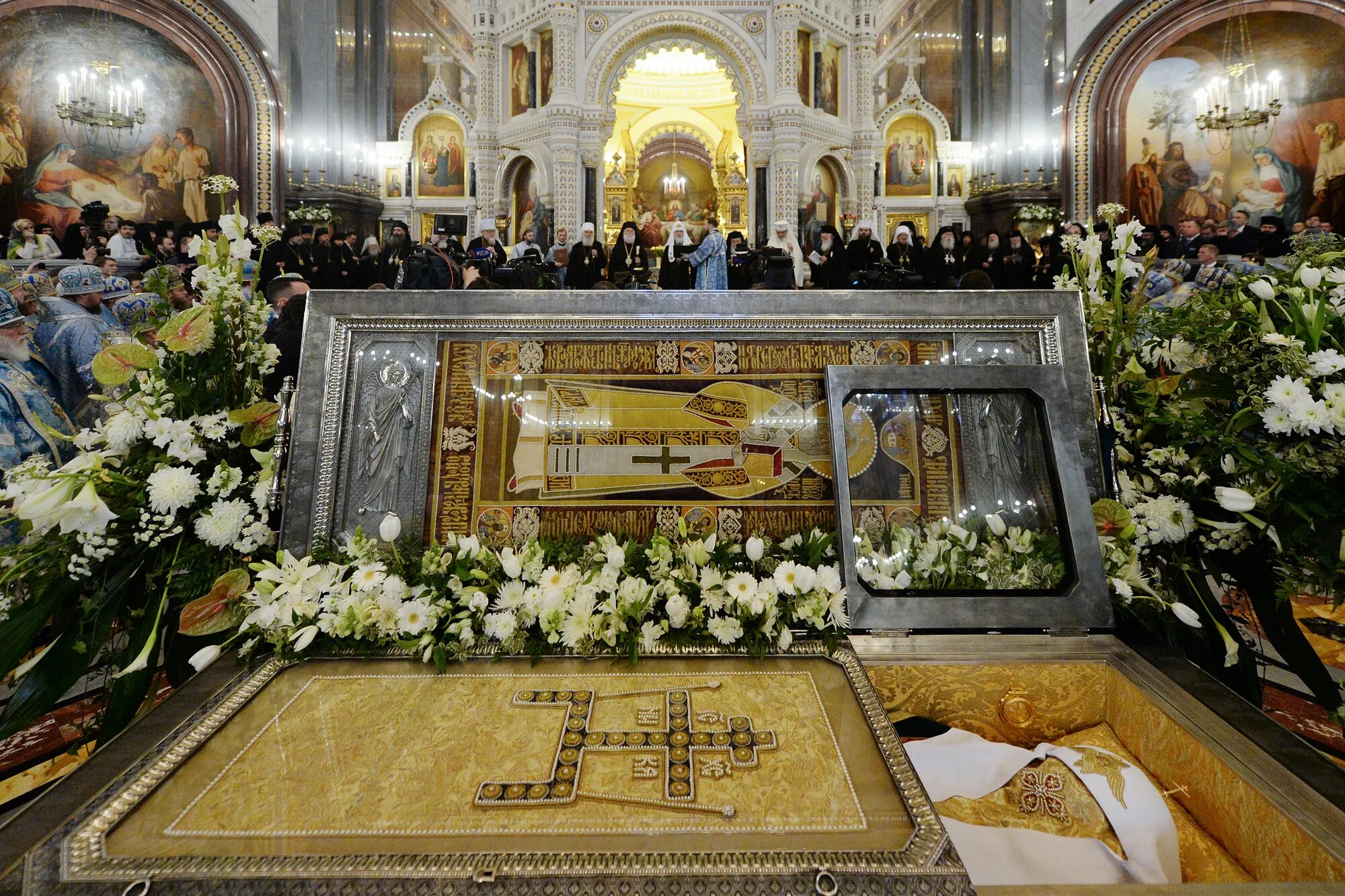 Святыни в храмах москвы. Мощи святителя Филарета храм Христа Спасителя. Мощи Филарета в храме Христа Спасителя. Мощи святителя Тихона.