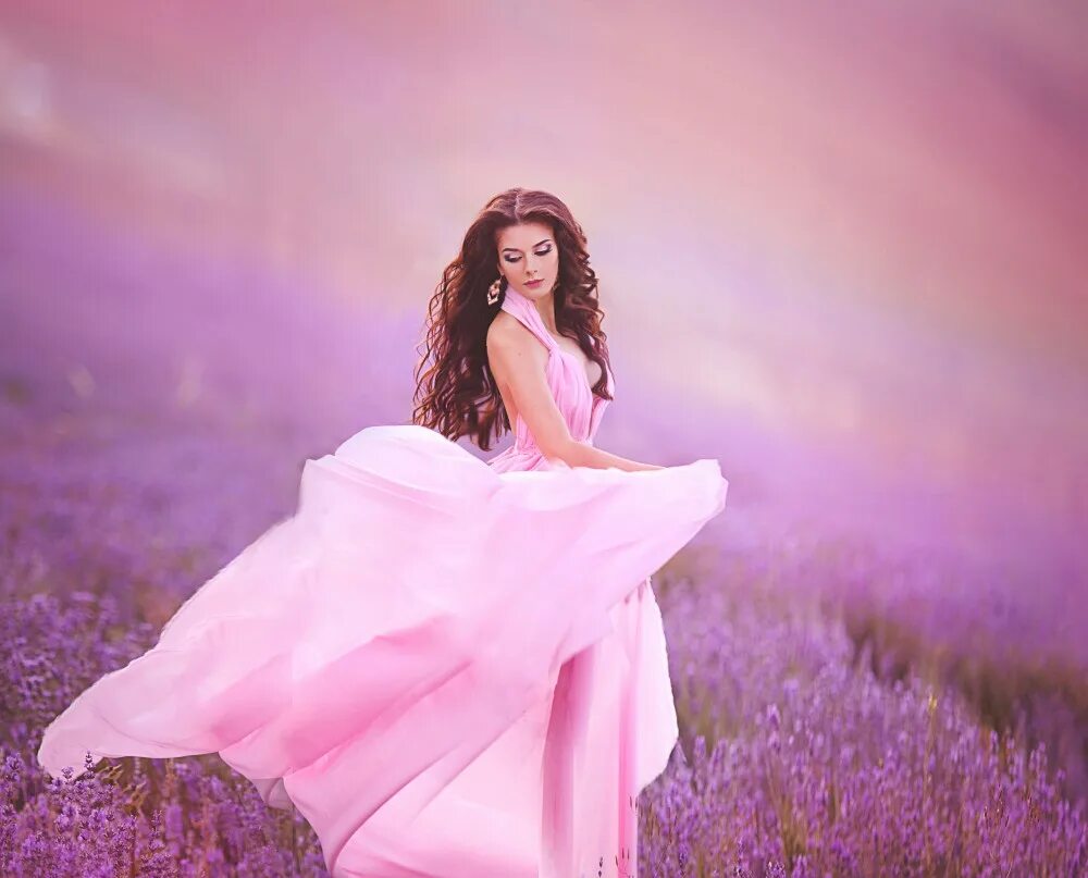 Очаровательный цвет. Женственная девушка. Девушка в фиолетовом платье. Девушка в платье красивая. Девушка в розовом платке.