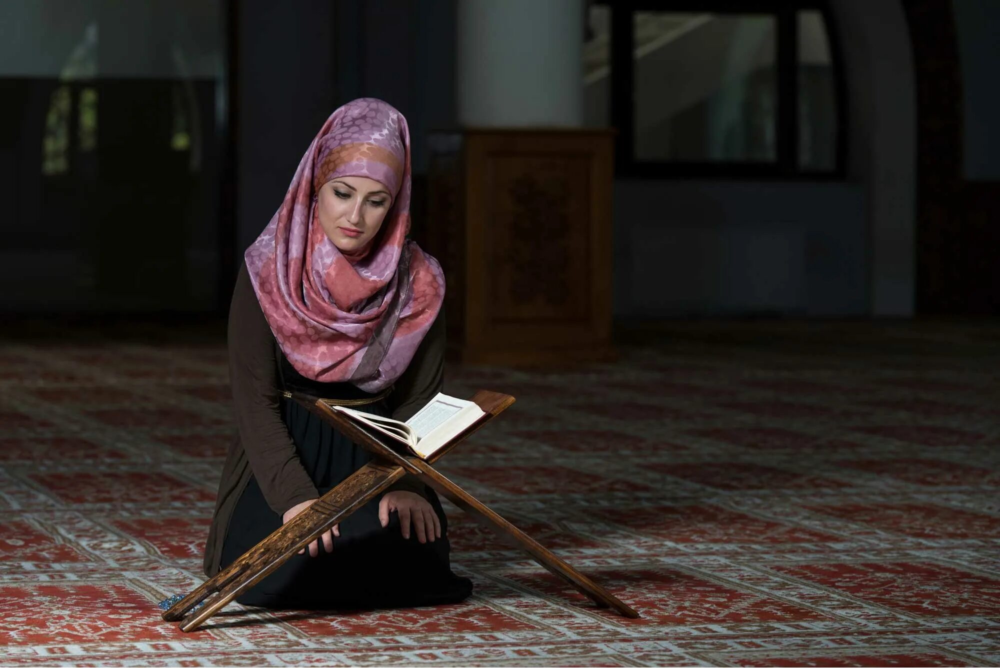 Мусульманка молится. Женщина читает Коран. Молящаяся женщина мусульманка. Молитва для женщин мусульманок. Без платка можно читать коран