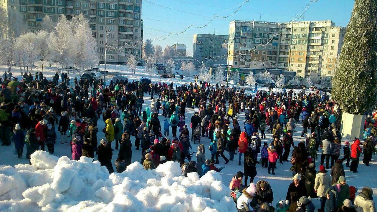 На улице было много народу. Новоильинский район зимой Новокузнецк. Много людей зима. Площадь общественных мероприятий Новокузнецк. Много народу зимой.