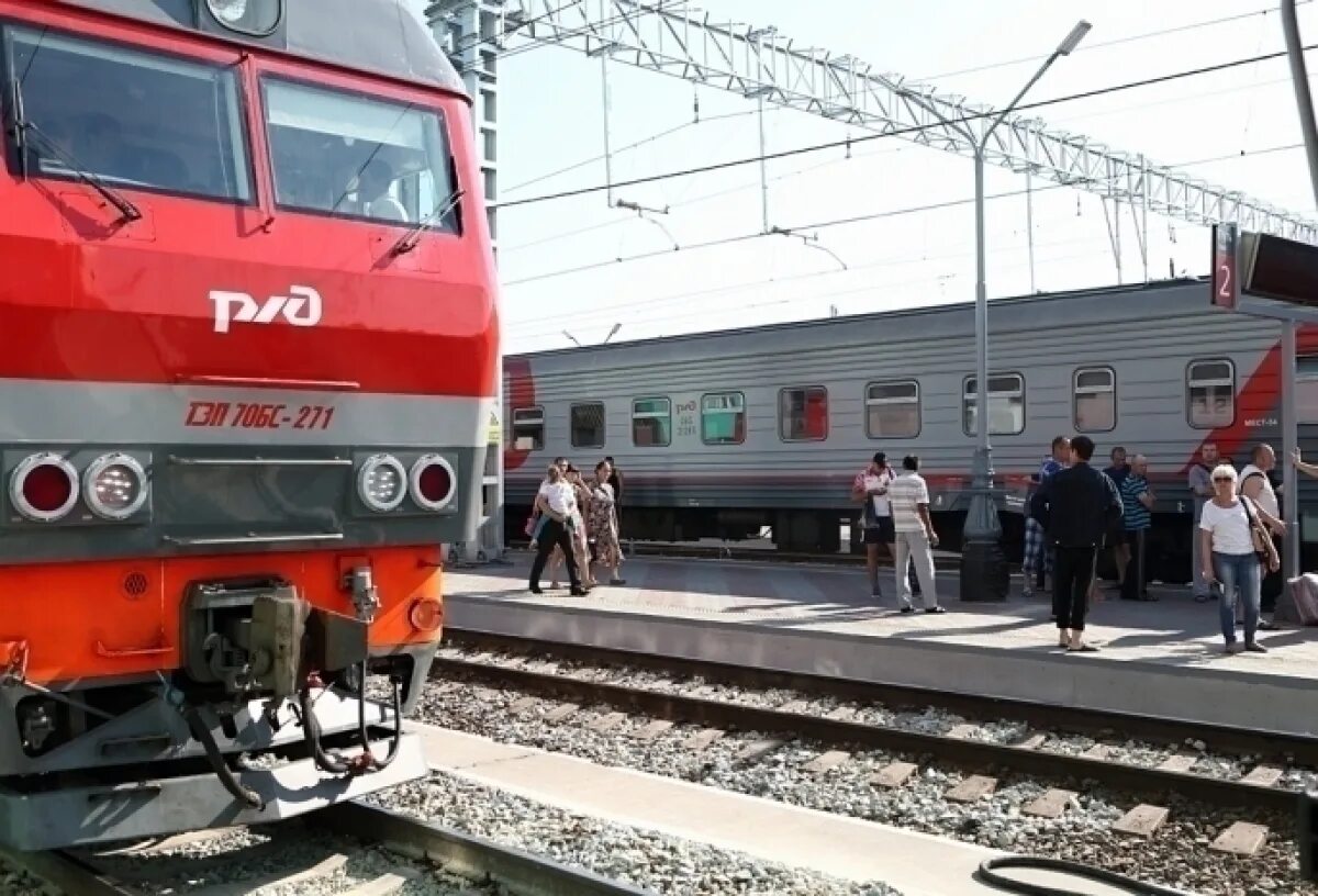 Поезд татарская омск. Исилькуль Петропавловск электричка. Омск Называевск электричка. Поезд Омск. Российские поезда.