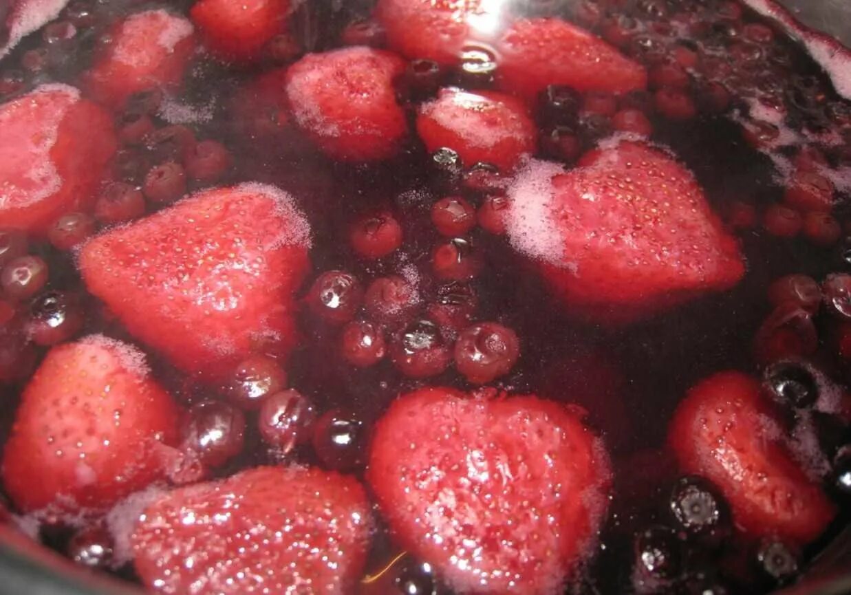 Сколько времени варить компот из замороженных ягод. Компот в кастрюле. компот с ягодами. компот из клубники в кастрюле. вареные фрукты.