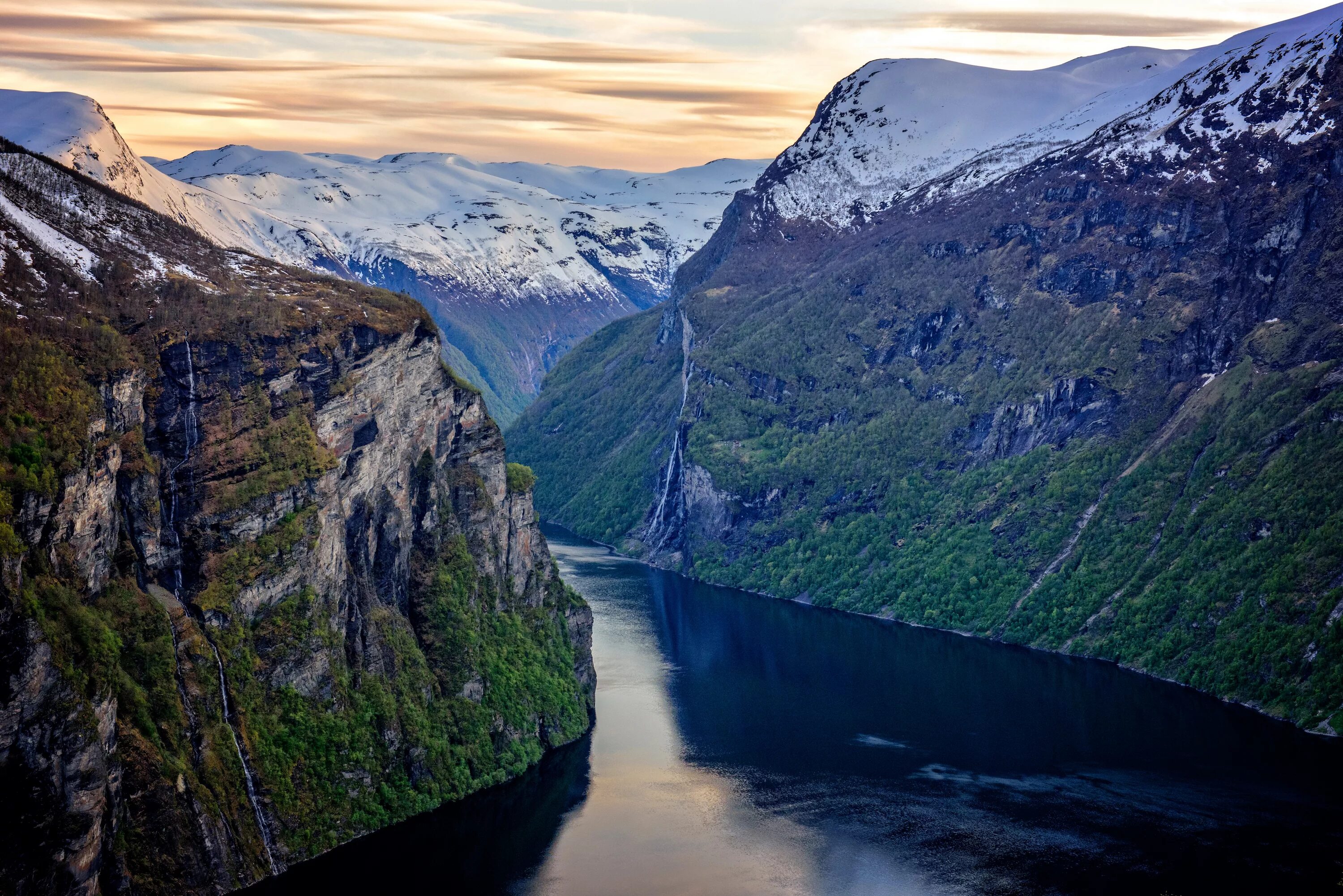The high mountain in europe is. Фьорды Норвегии. Норвегия Хардангерфьорд реки. Скандинавия фьорды. Акернесет гора в Норвегии.