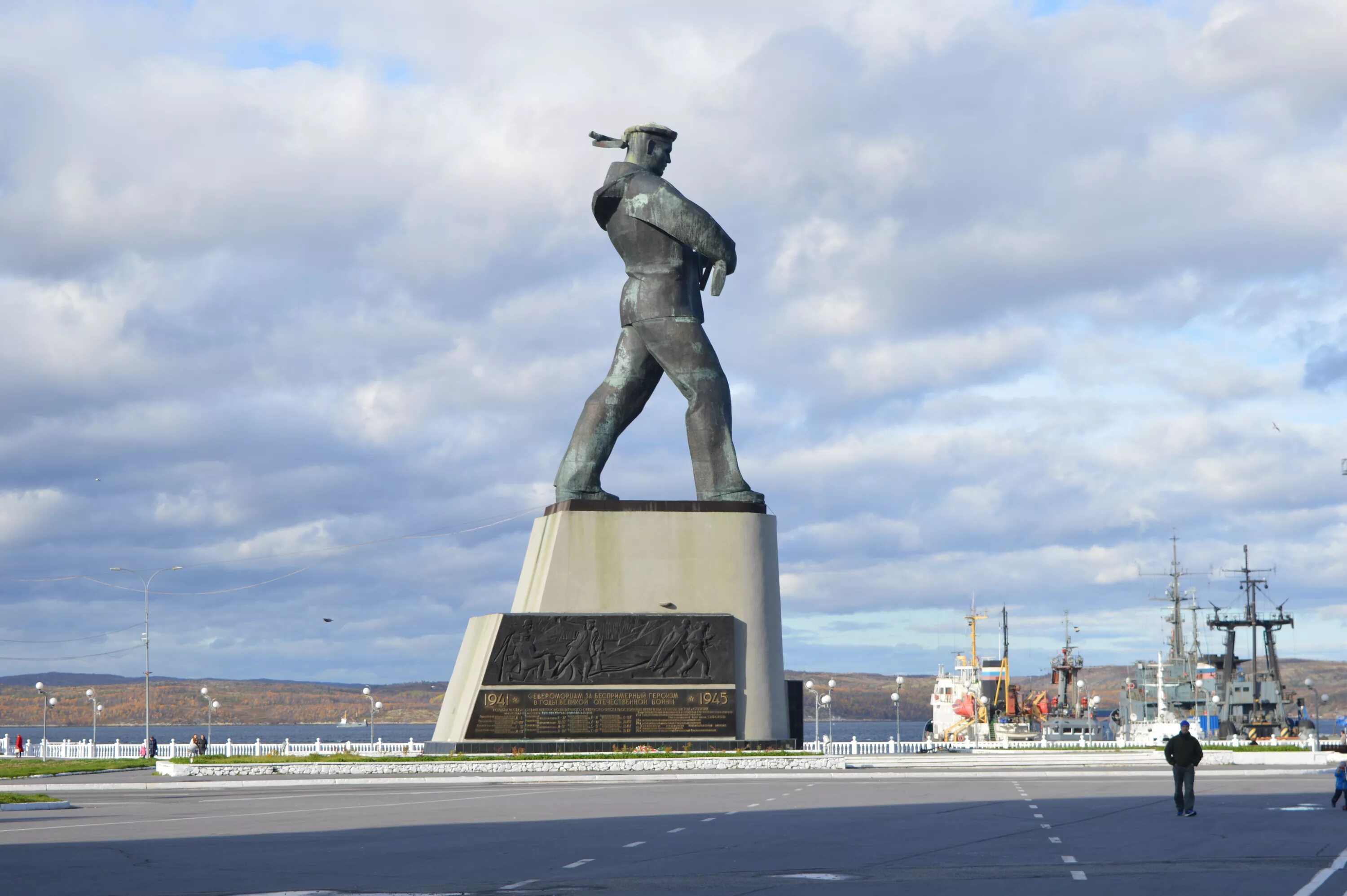 Памятник героям североморцам защитникам заполярья. Североморск памятник героям североморцам. Памятник защитникам заполярья североморск. Североморск памятник героям североморцам. Памятник героям североморцам защитникам заполярья.