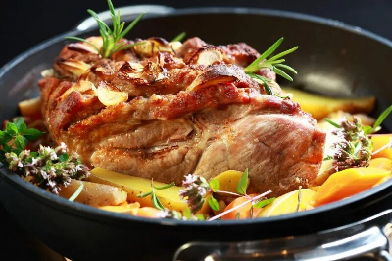 Аппетитный кусок жареного мяса с картошкой фри и грибами Обои для рабочего стола