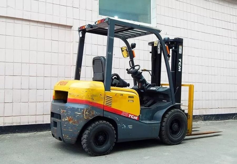 Вилочный погрузчик б у. Вилочный погрузчик toyota дизель. Komatsu 30 погрузчик. Погрузчик heli 35. Azzolini p25 вилочный погрузчик.