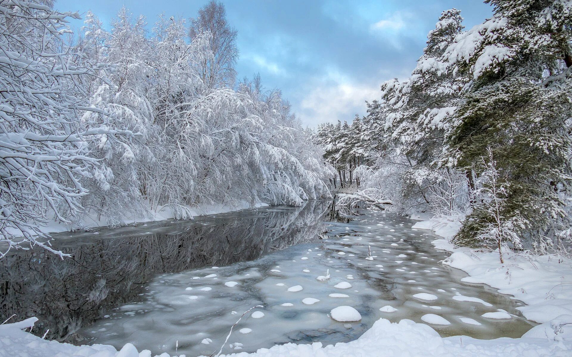 Река зимой. Снег река. Полынья. Река снежная. Река зимой.