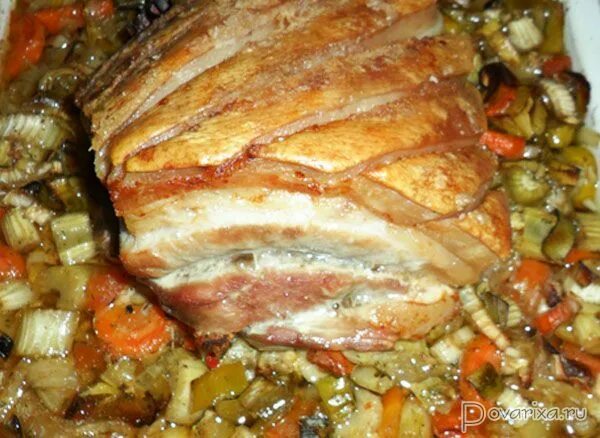 Свиная грудинка с картошкой в духовке. Запеченная целая курица с картофелем. Рецепт грудинки свиной в духовке с картошкой. Картошка с грудинкой в духовке. Грудинка свиная в духовке в фольге с картошкой.
