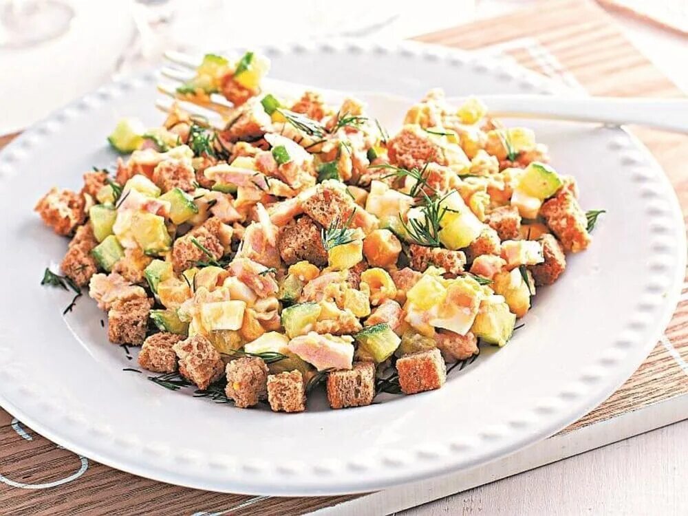 Салат с кукурузой сыром и сухариками. Кукуруза с кириешками. салат кукуруза кириешки. салат кириешки кукуруза колбаса. салат с кириешками и кукурузой.