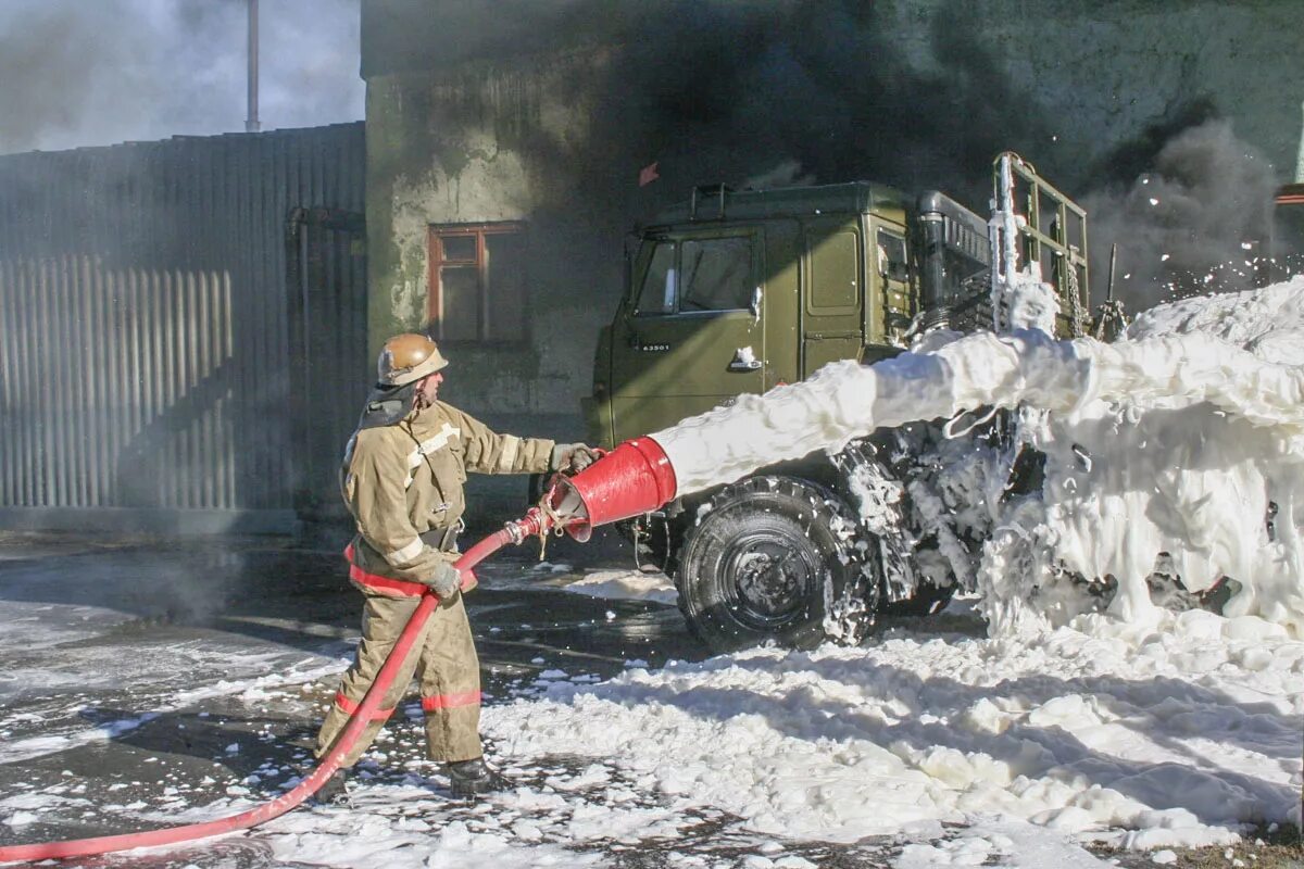 Тушение пожара в воинской части. Пожарная команда воинской части. Военная пожарная часть. Последствия нарушения требований безопасности в армии.