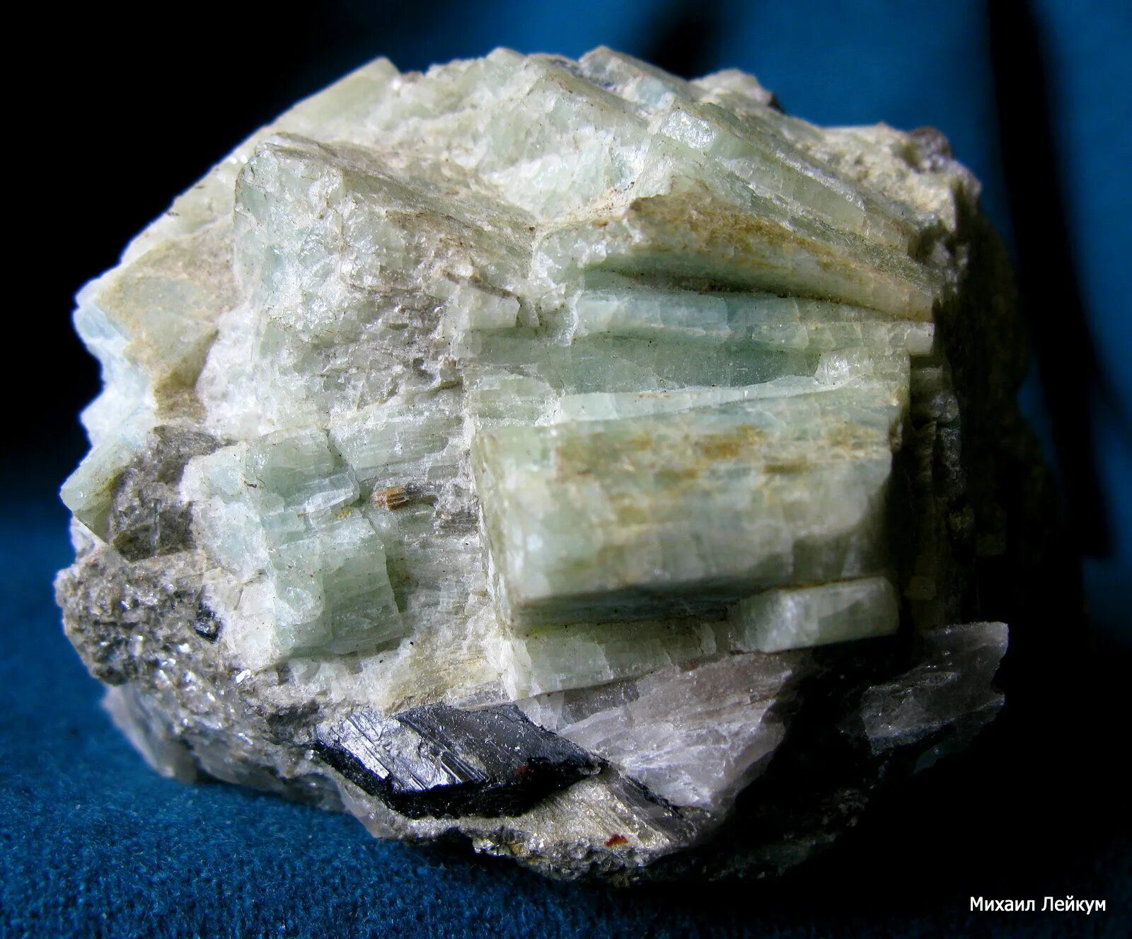 халцедон с черной аметистовой жеодой. галенит сфалерит минерал. датолит минерал камень. кобальт минерал менделеева. апатит черный минерал.