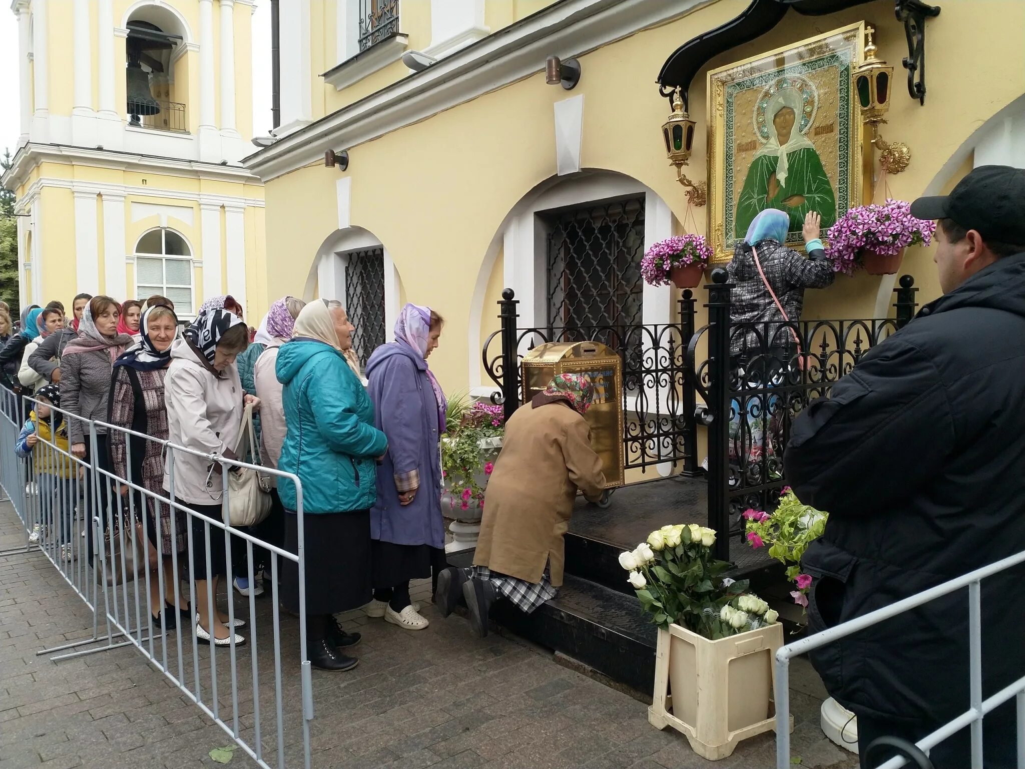 Святая матрона московская покровский монастырь. Храм Святой Матроны в Москве. Покровский монастырь Матронушка. Покровский монастырь в Москве Святая Матрона. Московский Покровский монастырь мощи Матроны Московской в Москве.