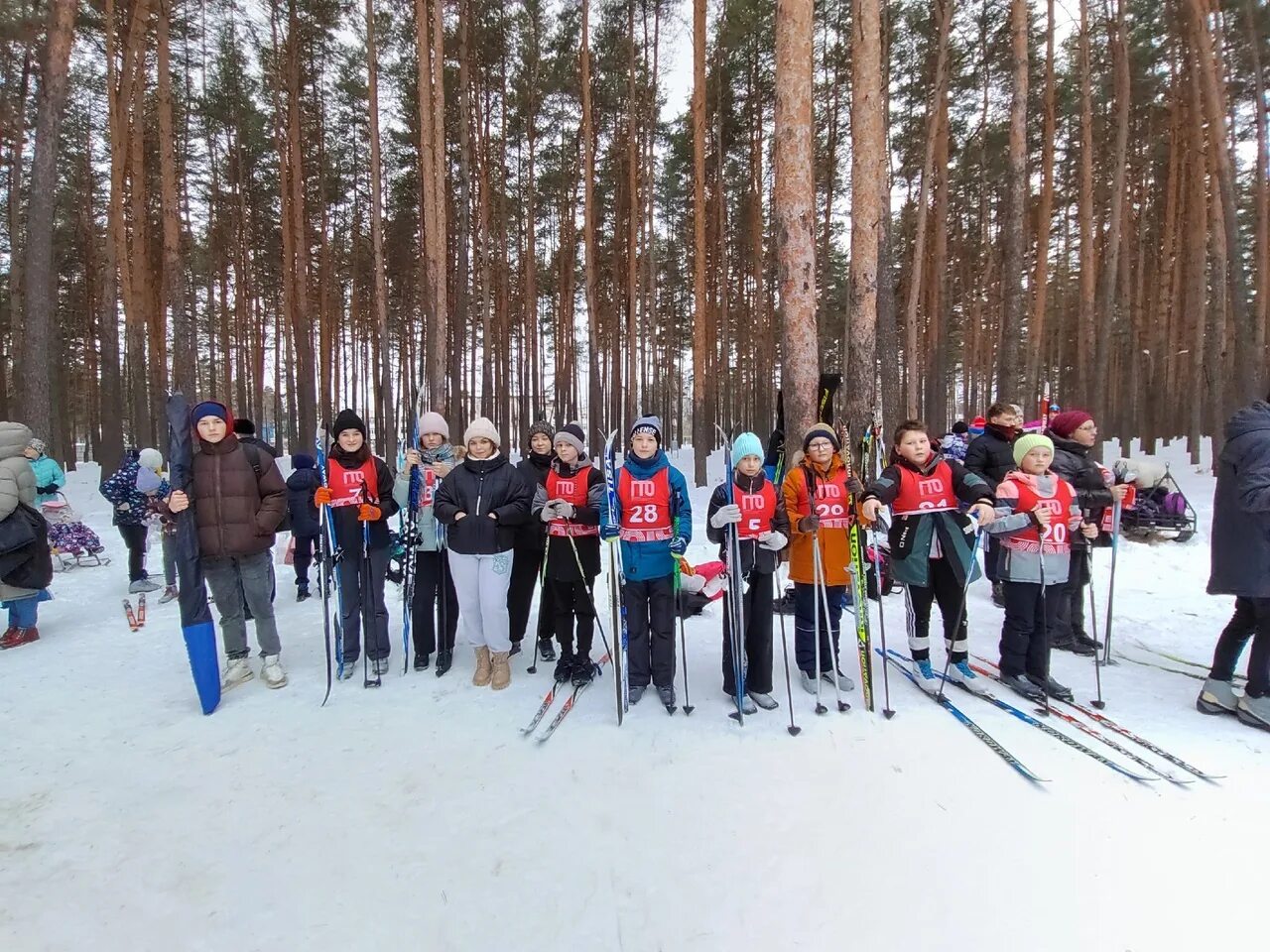 Соревнования в парке. Лыжные гонки. Лыжные гонки в парке. Лыжные соревнования парк Харинка Иваново 25 января 2023. Соревнования по горнолыжному спорту.