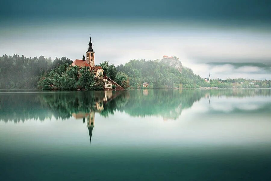 Словения озеро Блед пляж. Отражение в воде. Отражение замка в воде. Замок на воде. Трехсот лет более красивейший вид