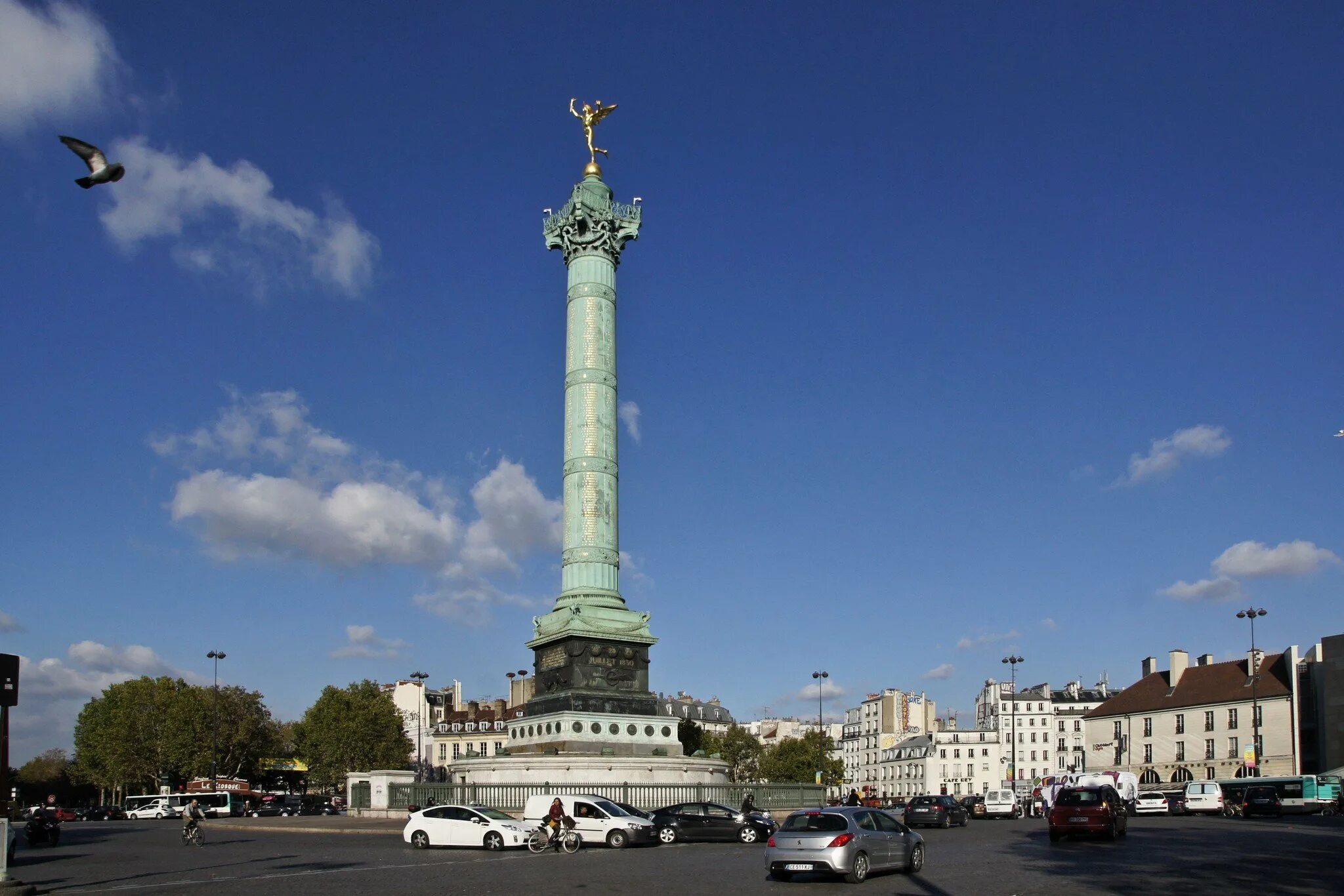 Площадь Бастилии в Париже. Июльская колонна на площади Бастилии. Июльская колонна в Париже. Площадь Бастилии в Париже фото. Бастили