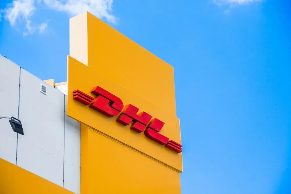 Dhl одежда фирменная. Ворошиловский проспект 80 ростов на дону. Желтый фургон. Dhl ростов. Dhl ростов.