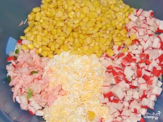 Крабовый салат фото. Салат с курицей и крабовыми палочками. Рецепт салата крабовое мясо кукуруза. Рецепт салата крабовое мясо кукуруза. Крабовые палочки "крабовый дюшес".