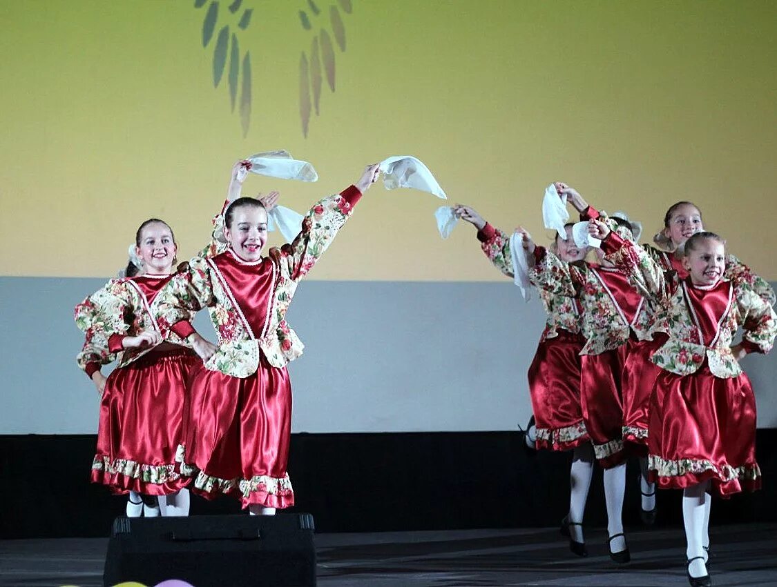 детский танец варенька. танцевальный ансамбль варенька. образцовый коллектив ансамбль танца карамельки. костюм на танец варенька. костюм на танец варенька.