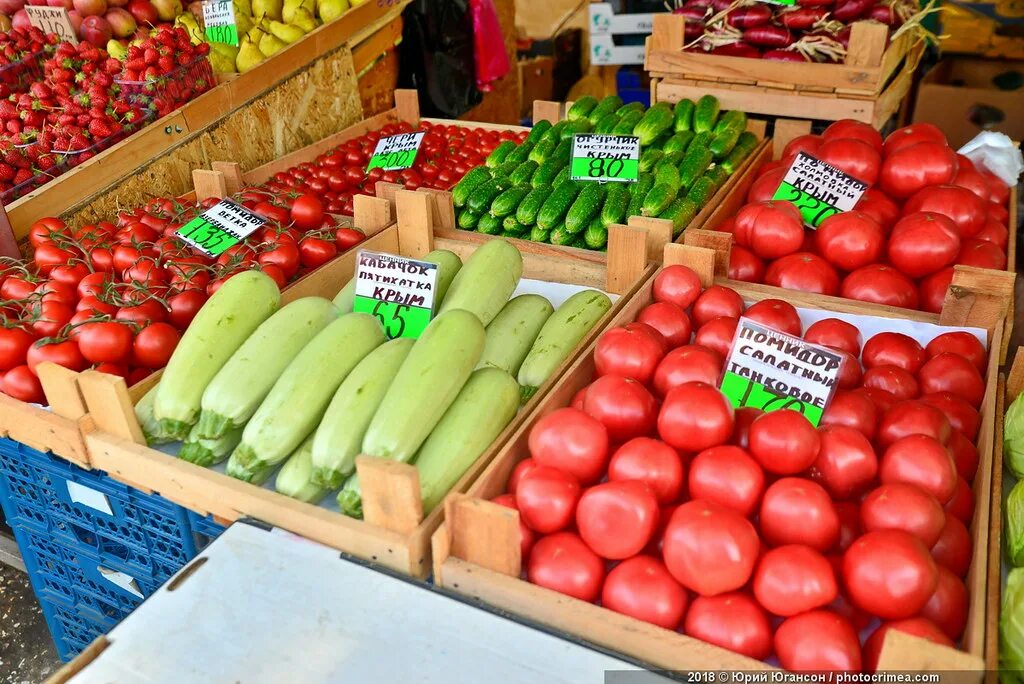 Рынок цум. Рынок в Севастополе продуктовый. Рынок Чайка Севастополь. Севастополь клубника на рынке Чайка. Коробки на Севастопольском рынке.