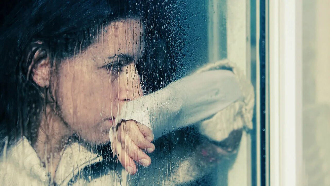 Плачу перед мужем. Девушка плачет у окна. Сильная женщина плачет у окна. Одинокая женщина плачет. Плачущая девушка у окна.