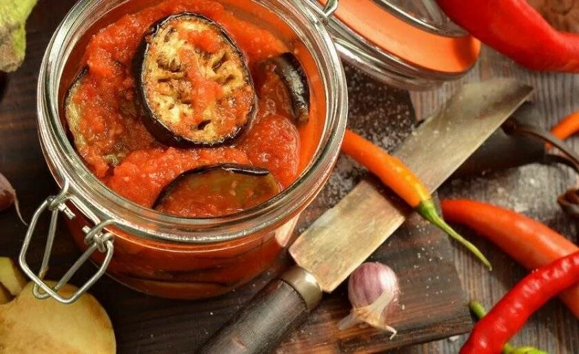 Баклажаны с помидорами и чесноком на зиму. Баклажаны огонек. баклажаны с помидорами на зиму. огонек из баклажан на зиму. баклажаны с острым перцем.