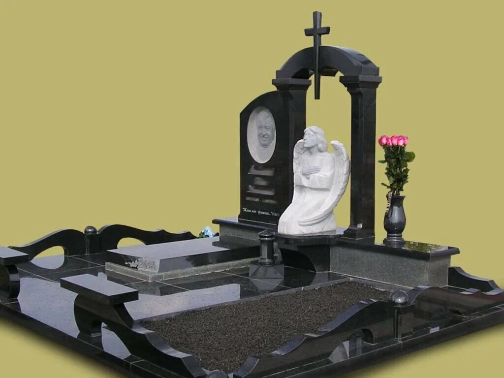 Надгробие красный гранит 2 стеллы черные габбро. Фенист памятники из гранита. Мемориальный комплекс из гранита прямая стелла. Памятники из гранита эксклюзив. Изготовление гранитных памятников.