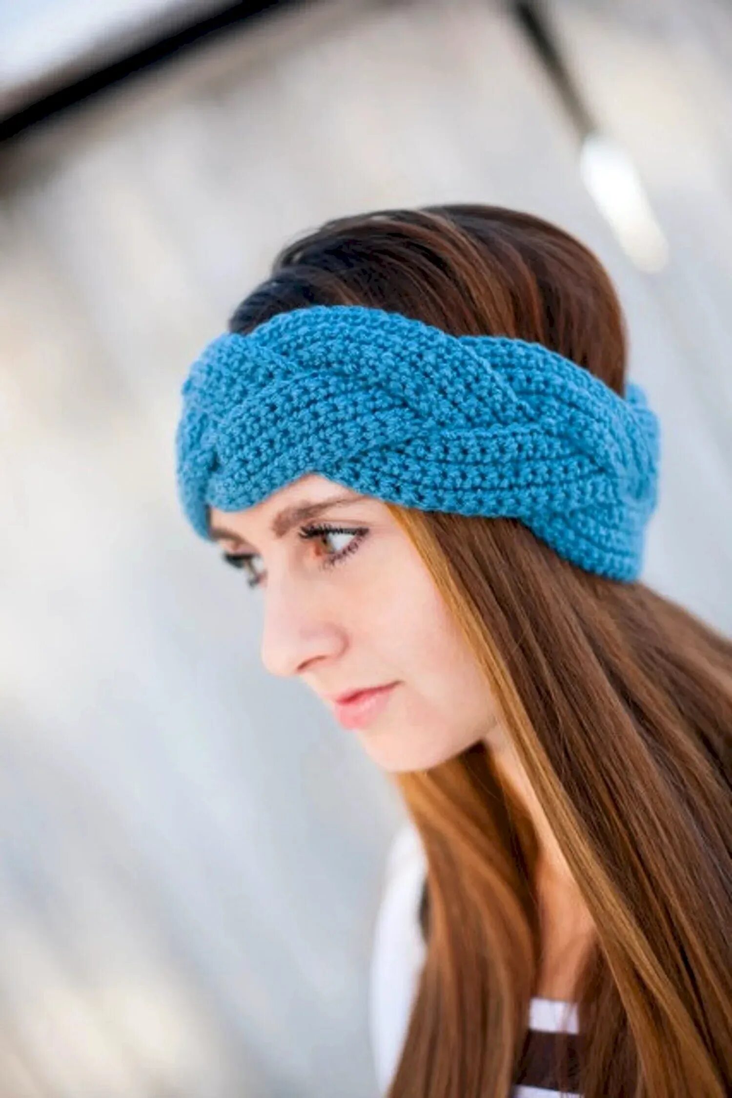Повязка на голову вязаная. Повязка на голову спицами. Повязка косой. Вязсанная повязка на голову. Повязка на голову вязаная.