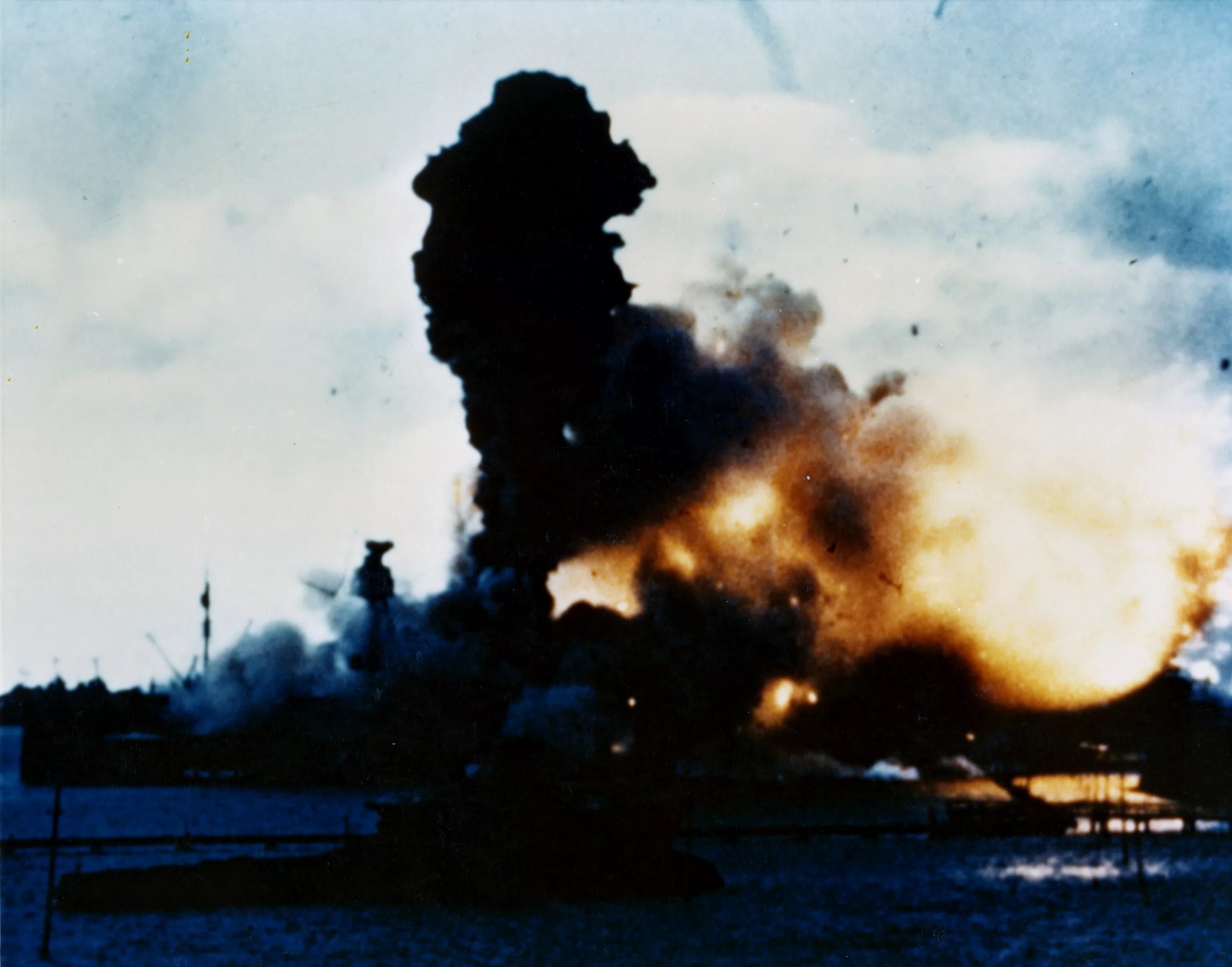 Год нападения. Перл Харбор 1941 линкор Аризона. Корабль Аризона Перл Харбор взрыв. Взрыв линкора Аризона. Перл Харбор взрыв.