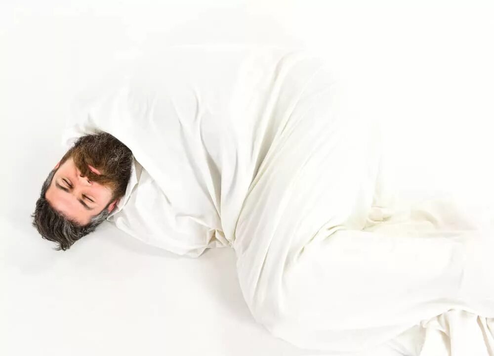 Снится полный человек. Человек закутанный в одеяло. Человек в одеяле. Человек завернутый в одеяло. Человек завернулся в одеяло.