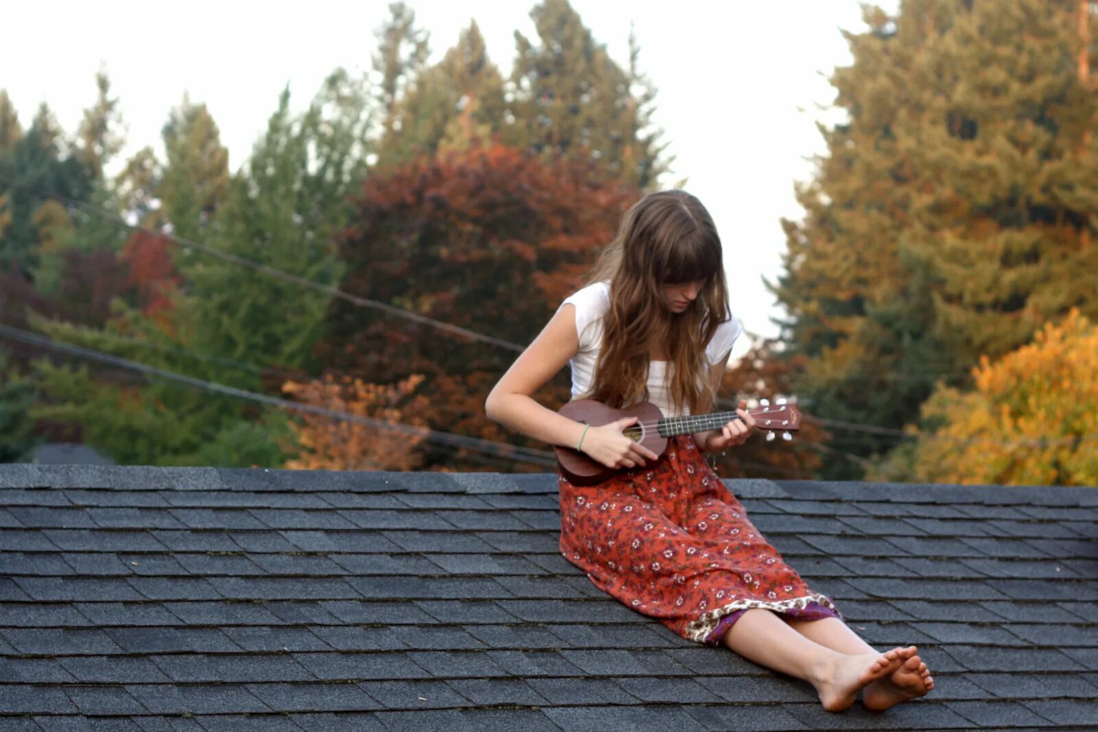 Девочка в деревне. Босоногая американская девушка. Босые ноги фаттаховой. Софья евстигнеева босиком. Дома босиком песня.